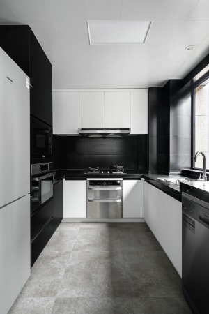 厨房：厨房将黑白运用到极致，大量嵌入式电器融入柜体，打造一个整体极度协调的空间。