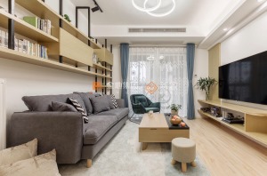 整体空间以自然木色和白色作为风格基调，藉由跳色单椅，几何抱枕，替简约的室内挹注一抹时尚风采。