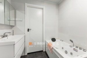 卫生间：简白的空间布局，打造舒适安逸的洗浴空间，提升亮度与颜值。