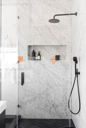 卫生间：大理石瓷砖营造明亮的空间氛围，顺应客厅的黑白基调，干净舒适。