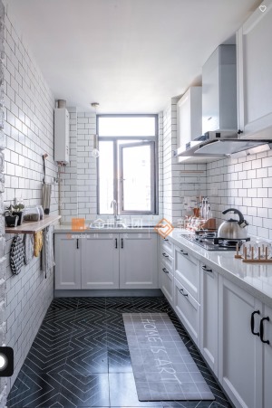 厨房以黑白为主色调，白色让厨房更明朗通透，深色地砖的质感简单而沉稳。