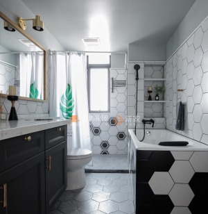 衛生間運用黑白反差對比花色的墻地磚進行鋪貼，承上啟下將墻磚和地磚巧妙過渡，不會使整個空間過于單一乏味