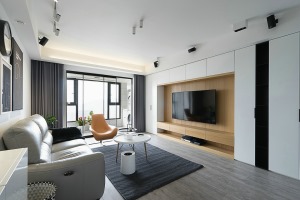 淡色沙发墙结合黄色沙发，带来简约的优雅空间感