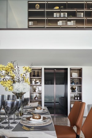 白色的主题，搭配金属质感的餐桌，妥妥的轻奢范er，大理石台面使得整个空间格调提升，低调的奢华感