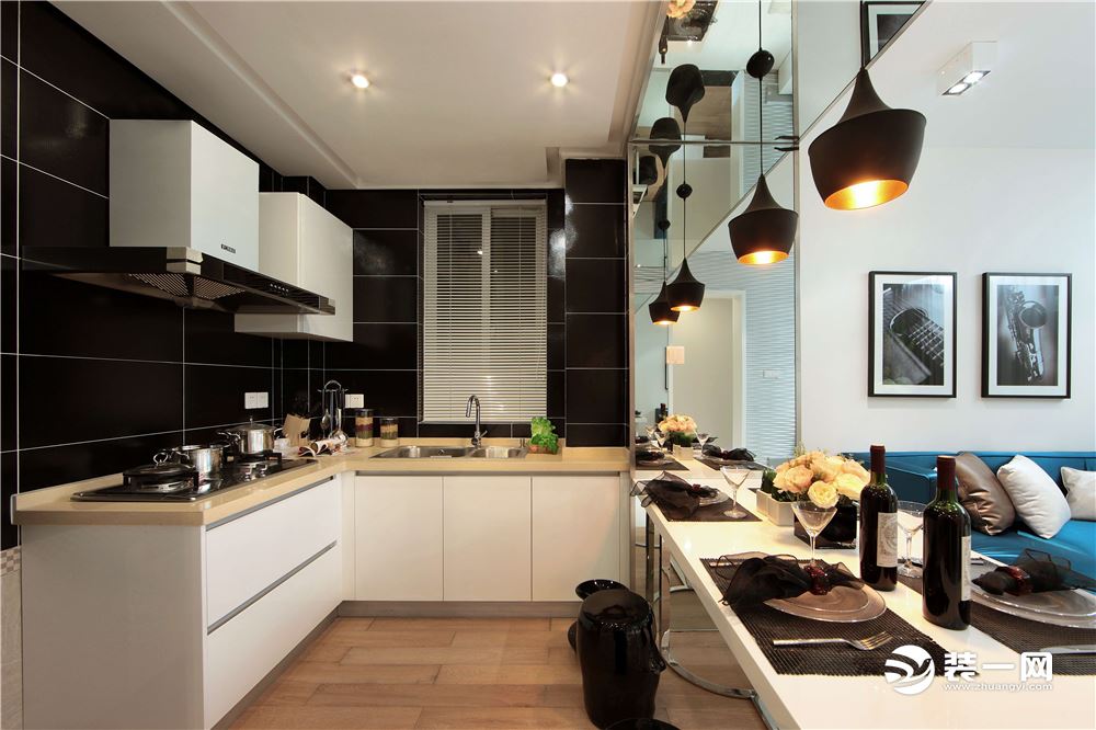 【厨房】改造空间，把原本的墙壁打掉，做成开放式的厨房，连接餐桌形成一个流畅的空间形式，看着既舒服又宽