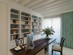 【书房】从细节处不难看出设计师的用心良苦，对天花吊顶的着重设计，书架的一体式内嵌设计，包括两用书桌，