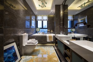 【卫生间】非常豪华的卫生间，它的特别不仅是异形的吊灯，也不是多色多纹理的大理石瓷砖，更不是双洗手台的