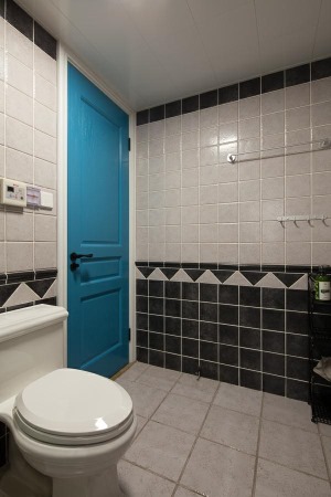 【卫生间】黑白两色的瓷砖可以做出无限种的造型设计，让空间顿时变得有灵气不死板，蓝色的门也打破了大众理