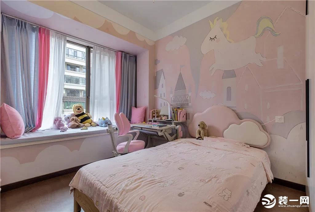 女儿房整体空间都以粉色调的卡通墙布粘贴，结合粉色的云朵造型靠背的床铺，还有一张儿童书桌椅，整个空间被