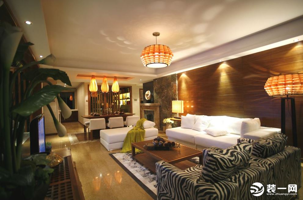 灯光柔和舒适、客厅沙发以白色为主，给人以敞亮简洁。