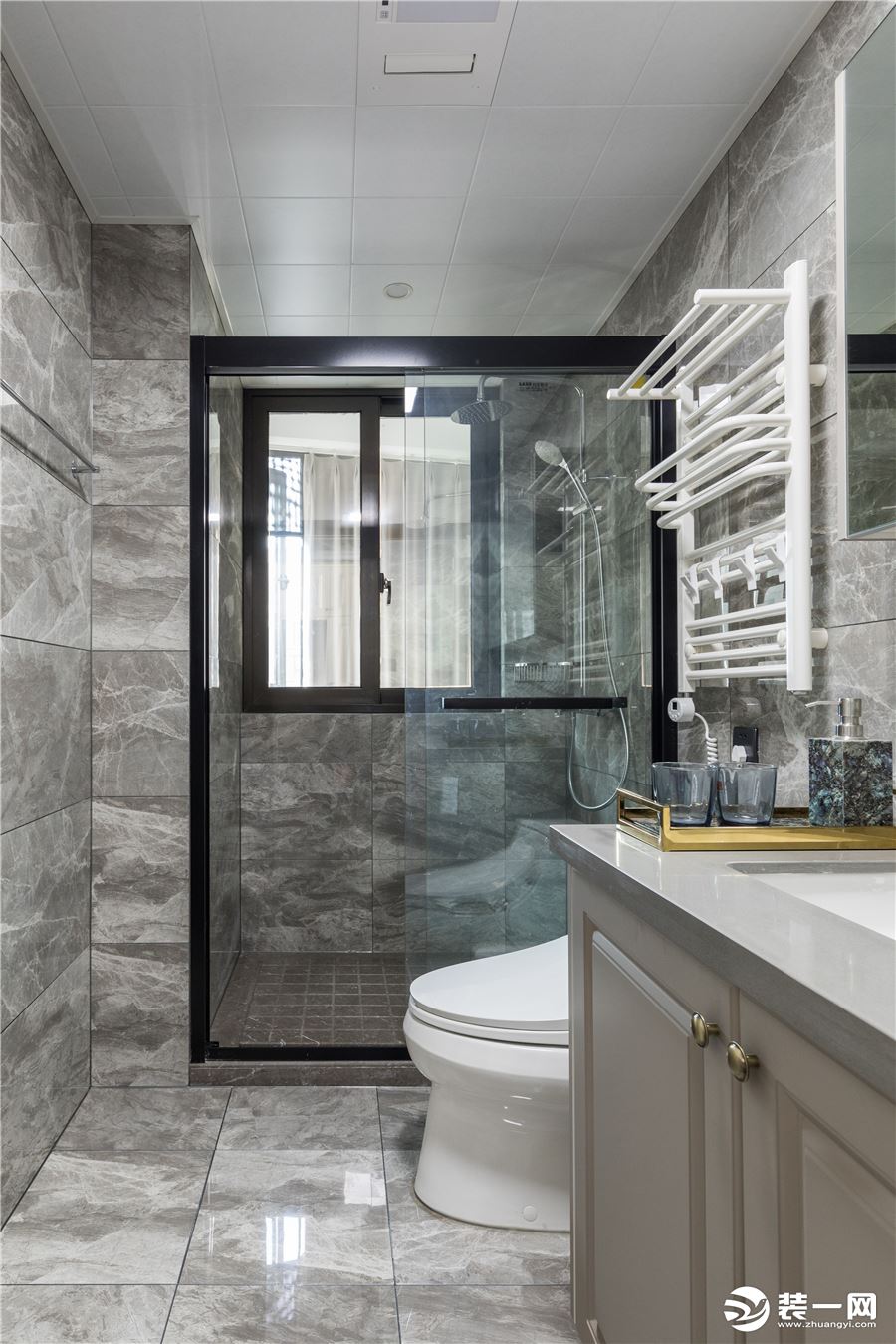 卫生间采用典型的干湿分离设计，内部是淋浴区，外面则是洗手区以及厕所区。整个卫生间墙面以及地板都采
