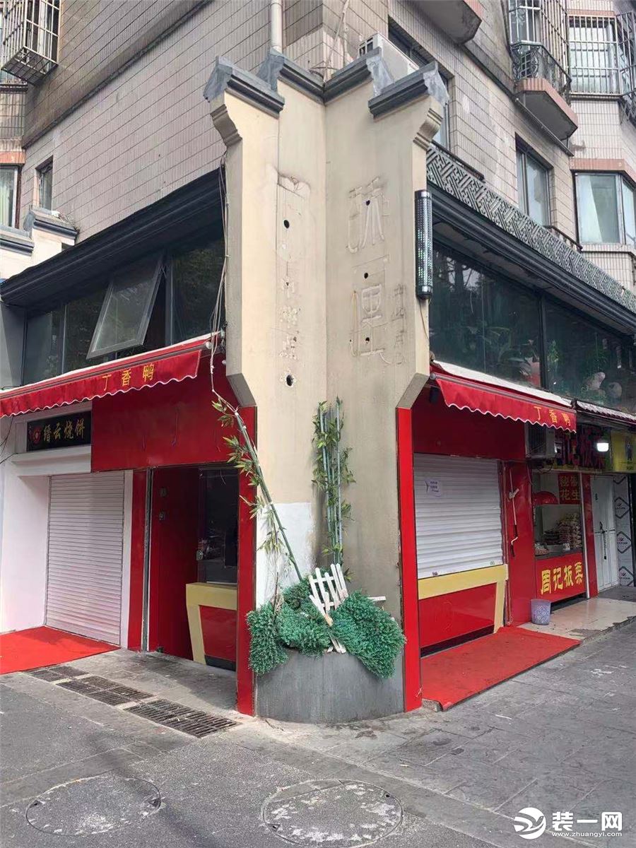 店铺实景图，位置处于街角位置，两个门头，原先整体为红色