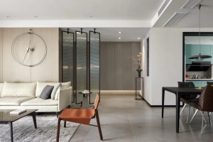 客厅空间以端庄稳重的现代风格空间基础，简洁大方的天花以无主灯的设计，营造出一种时尚舒适的高档氛围感。