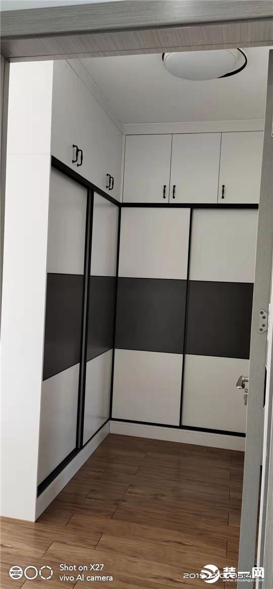 白色的衣柜体加上黑白搭配的衣柜门形成了很好的搭配