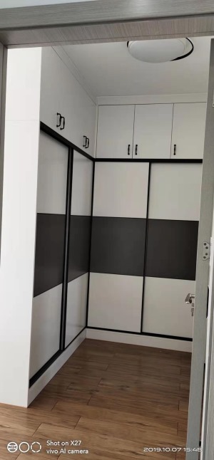 白色的衣柜體加上黑白搭配的衣柜門形成了很好的搭配