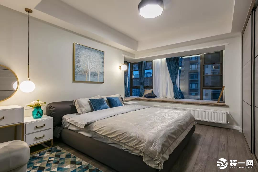 卧室在现代简洁的空间，搭配优雅简洁的细节元素，呈现出庄重成熟的气质。