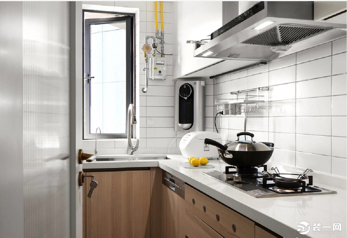 厨房为常规长条形，L型操作台，厨房小物件比较多，尽量简化墙砖，白色会显得空间比较亮堂