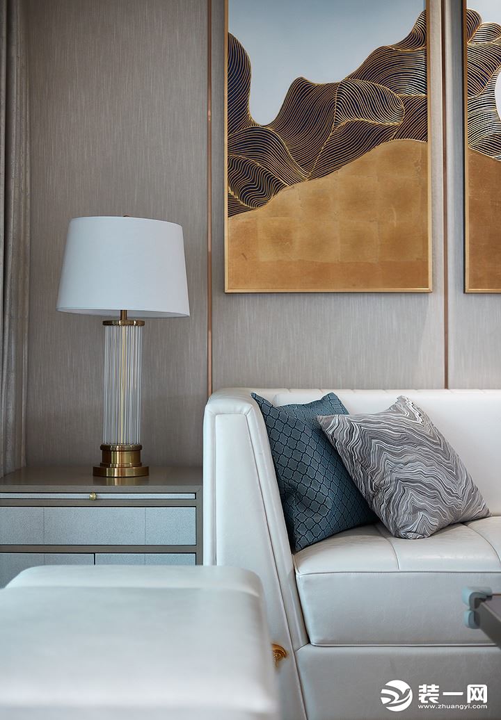 米色灯罩与金色底座的台灯，真皮沙发与暗纹丝光的靠枕，精致又有质感的墙纸与壁画。空间上的无缝连接，在提