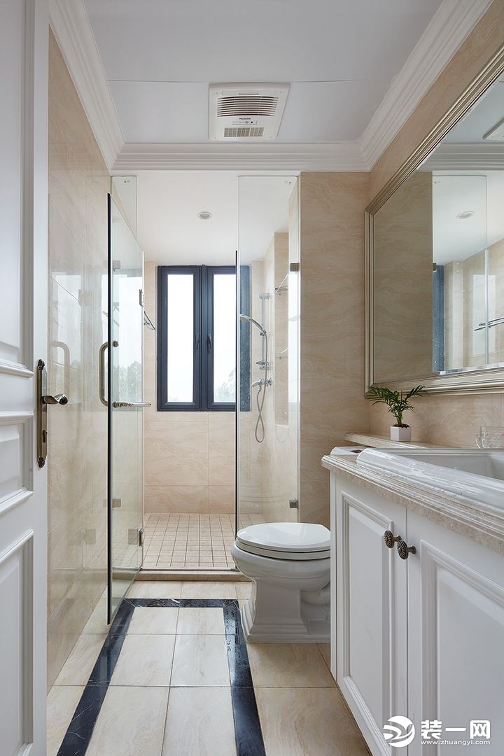 主卧卫生间连通两个房间作为套房。银灰色大理石材的运用使整个厕所看起来非常具有品质感，相比于客卫，主卫