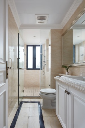 主卧卫生间连通两个房间作为套房。银灰色大理石材的运用使整个厕所看起来非常具有品质感，相比于客卫，主卫
