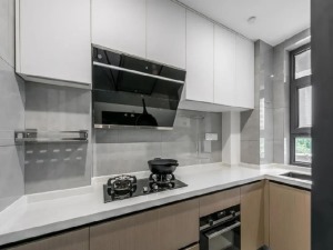 厨房，L型布局，灰色大理石瓷砖墙地面，橱柜上下两色，简洁而富于层次