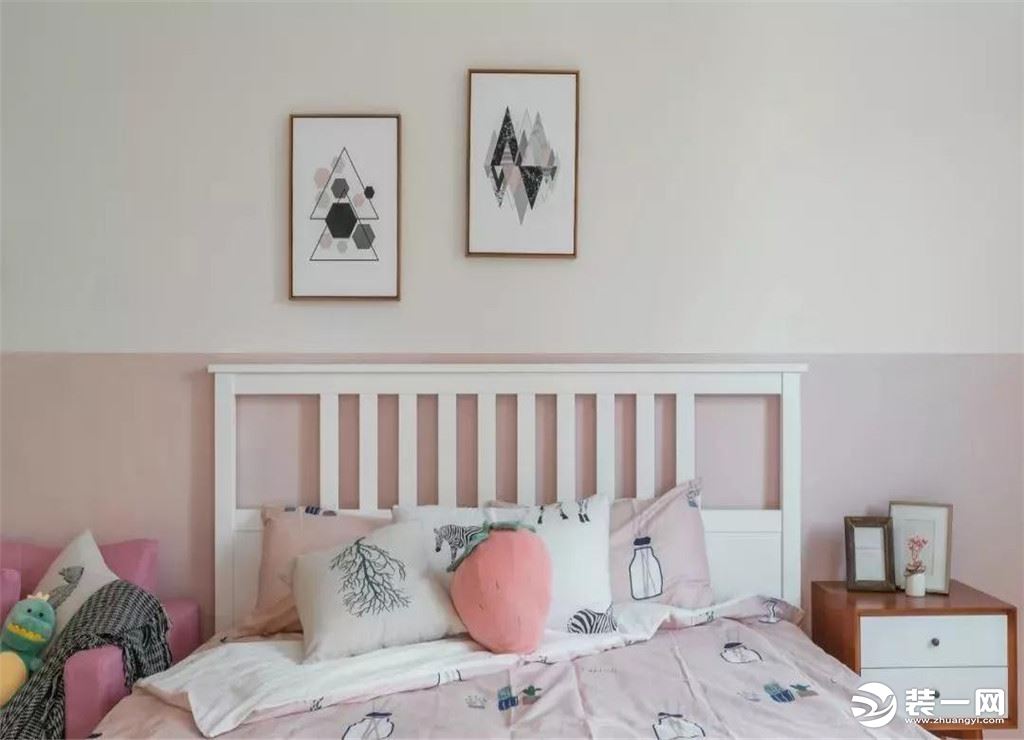 卧室的设计会更为简单一些，床选择了白色的简约款，然后在床头背景墙上搭配两幅挂画，这款床品是齐家小菜比
