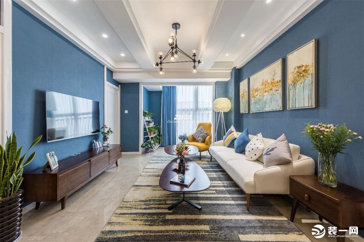 客厅选用了海蓝色，最初业主会觉得偏深的主色调会让空间压抑。