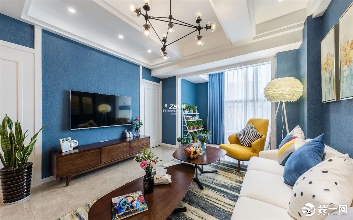 客厅选用的布艺沙发与实木的茶几、角几、电视柜，色彩上深浅、明暗搭配，十分具有视觉冲击力。