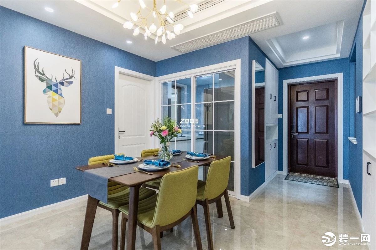 餐厅与客厅连结，蓝色墙面色与白色的木门和房门，形成了蓝白的醒目搭配，清爽利落且富有质感。