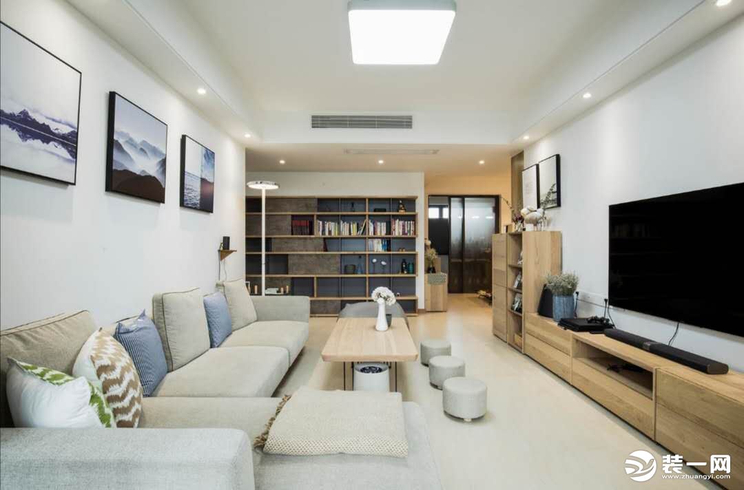 客厅以原木色为主基调，搭配造型简约的现代家具，整个空间温馨舒适，简洁大方。