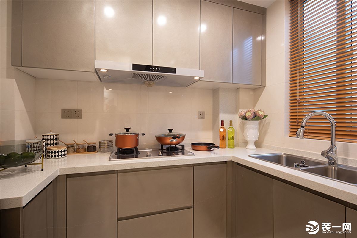 厨房增加了底柜+吊柜超强收纳，金色质感光泽的橱柜搭配白色石英石，再低调中透着奢华。 厨房增加了底柜+