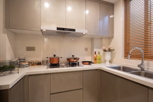 厨房增加了底柜+吊柜超强收纳，金色质感光泽的橱柜搭配白色石英石，再低调中透着奢华。 厨房增加了底柜+