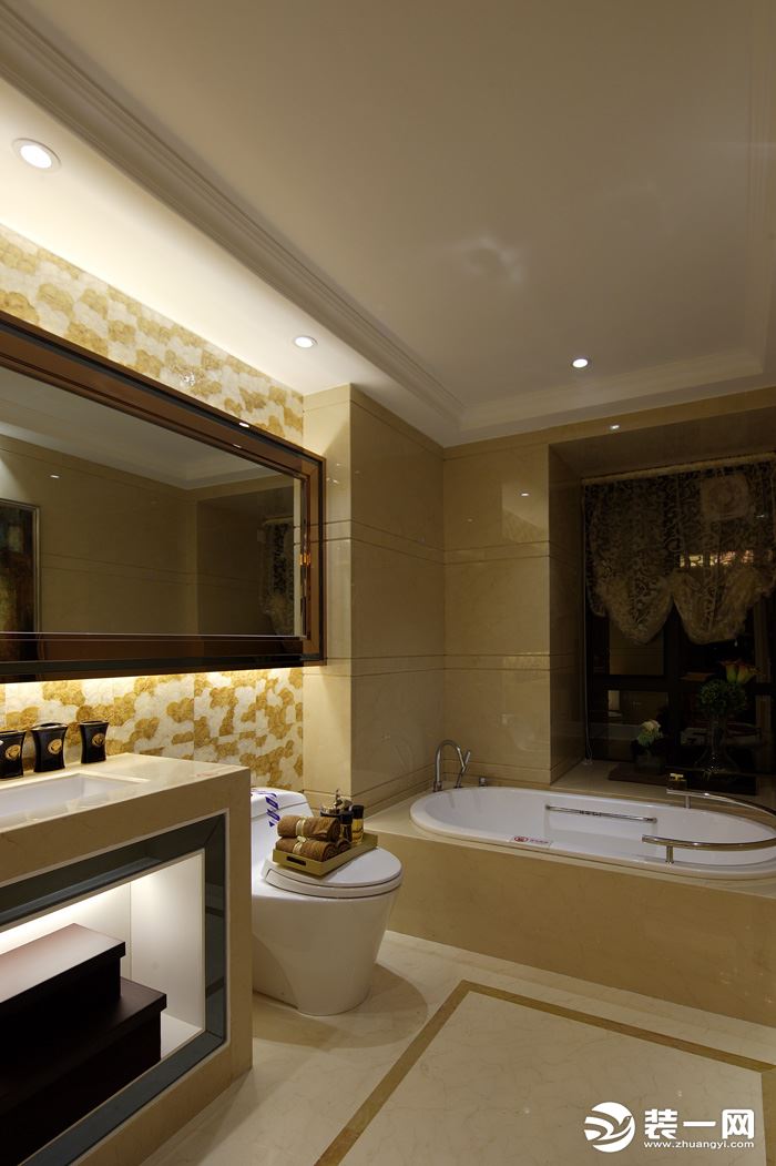 浴室 略带古典的奢华与现代的简约。