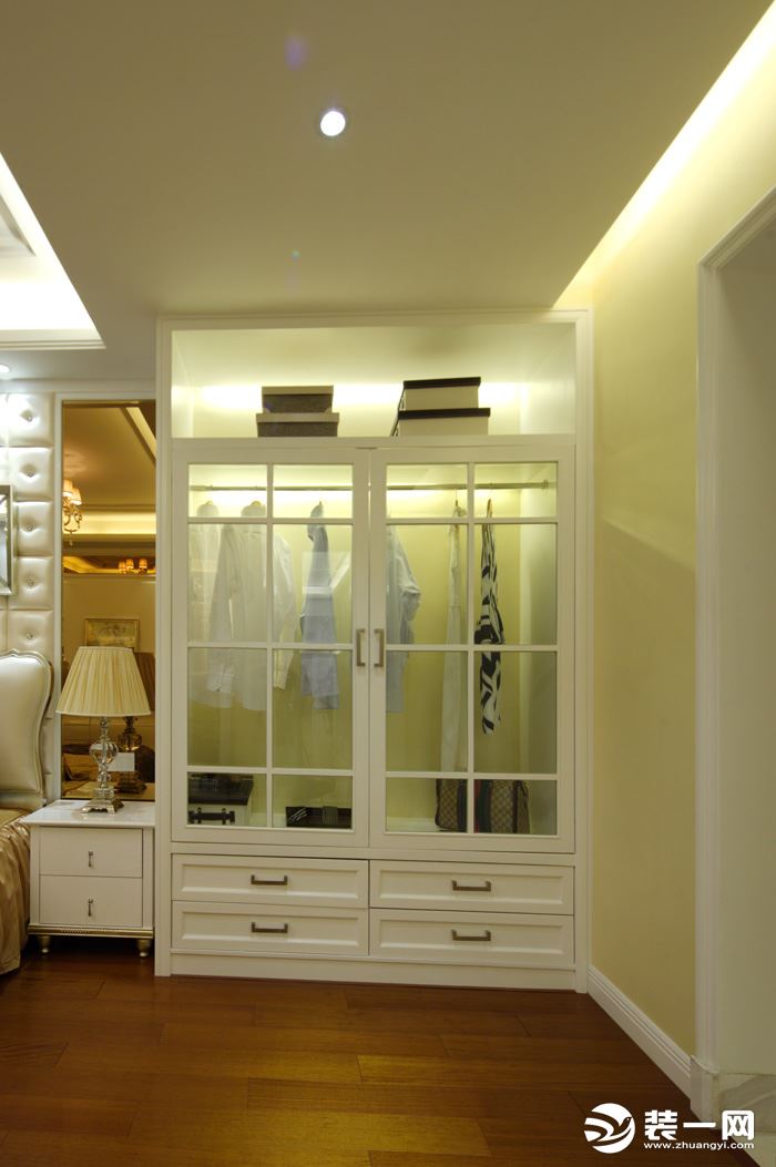 主卧衣柜 沿用欧式元素，展现出超脱浮华的高贵气质。