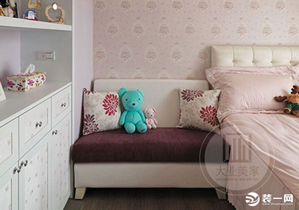 粉色花墙纸，既能给孩子带来趣味感，也能营造温馨氛围。
