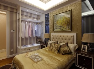 次卧 厚重的实木地板，尊贵典雅的软装布置，都让整个卧室呈现别样的豪华风格。