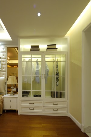 主卧衣柜 沿用欧式元素，展现出超脱浮华的高贵气质。
