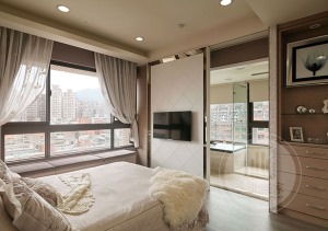 原木色木地板材质与素色窗帘的搭配，营造更加舒适安静的休息氛围。