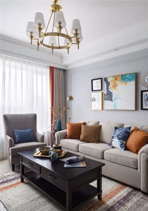 客厅 沙发背景墙添加了些许线条设计，丰富空间造型感。深色的茶几、电视柜和沙发边几中和了空间里的淡色系