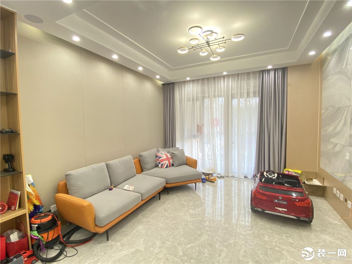 边吊加灯带简约又不失美感，橙色沙发在客厅起到了点睛之笔，给明亮的客厅活跃的色彩