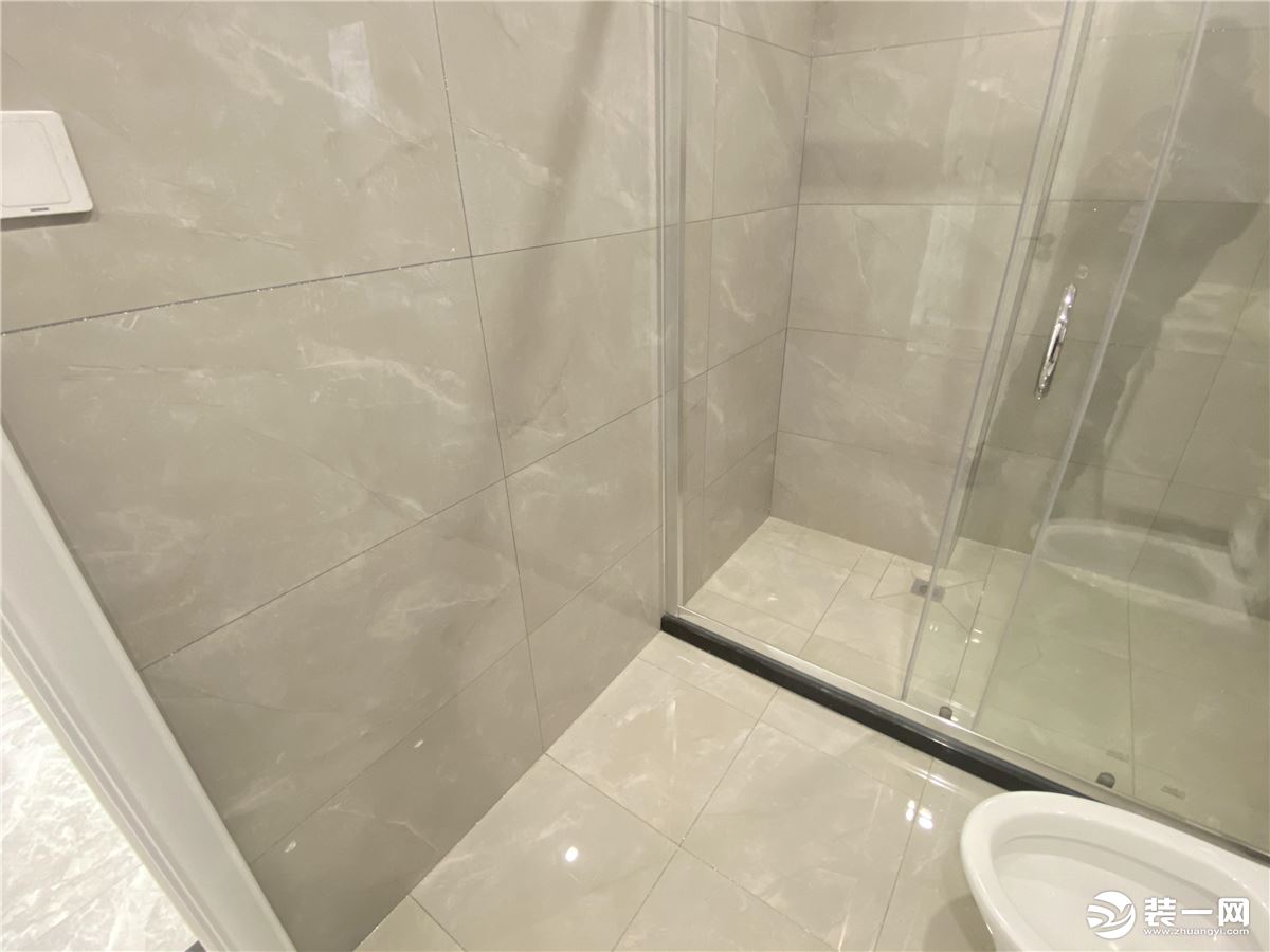 浅色瓷砖利于光线折射出更好的视线效果，让浴室内更显宽敞和明亮，窄边框淋浴房透露极简之风