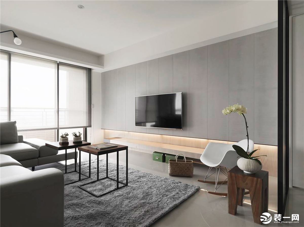 沙发选择灰色皮质为主，搭配一些重色，色彩简洁而又经典，再结合居室风格搭配一些相应的抱枕。