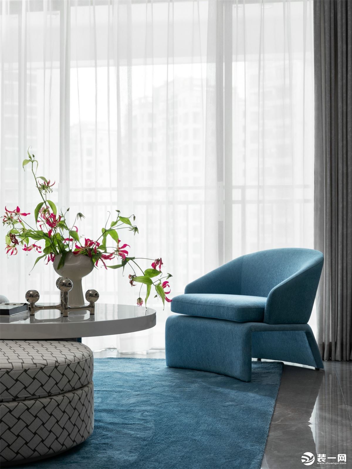 蓝白色为主的软装搭配，在阳光的斑驳下，为客厅带来了现代优雅的大方气质。