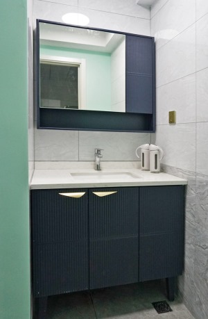 浴室柜与镜子是采用了同款的色调