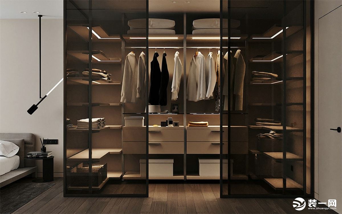 透明的衣柜不仅功能齐全，而且不显得凌乱，而且透明衣柜也增加了时尚感，使空间看起来更大。