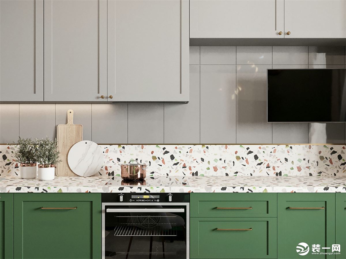 厨房在墙上安装的电视，既可以在做饭时观看电视，也可以查阅菜谱，不失为一种乐趣呢。
