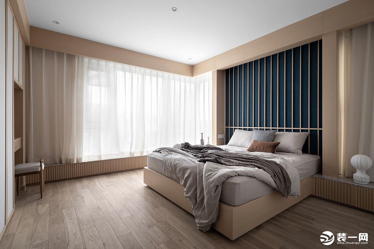 大床背景运用木线条分隔，中间用墙纸突出效果，配合同风格色系的床及床头柜，日系风格的床品，宜室宜家