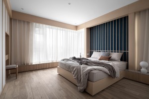 大床背景運用木線條分隔，中間用墻紙突出效果，配合同風格色系的床及床頭柜，日系風格的床品，宜室宜家