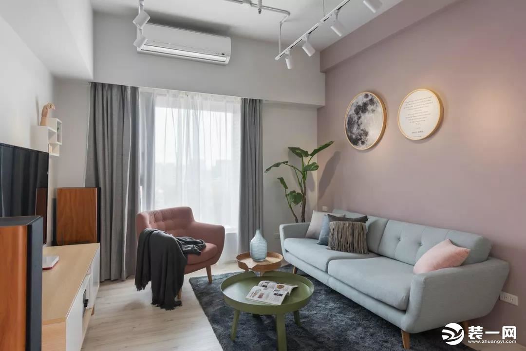  ▲绿色与粉色搭配的托盘圆茶几，搭配深蓝的地毯，还有一张粉色的单人沙发椅，布置在这个闲适自然的客厅里