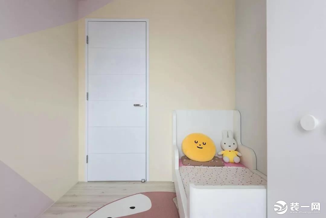 ▲儿童房以黄色+粉色拼色的墙面，摆上一张小尺寸的儿童床，让小空间也显得情趣浪漫好实用。